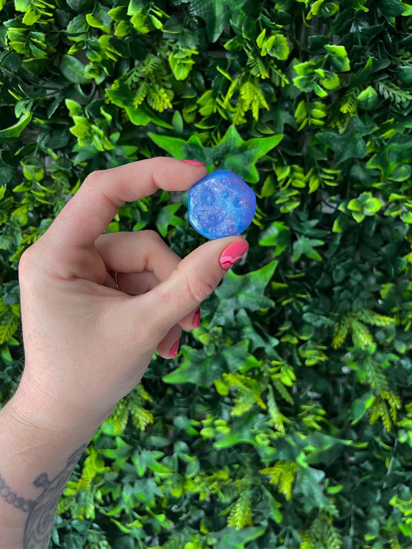 Thumb dip moon: 90s vibe