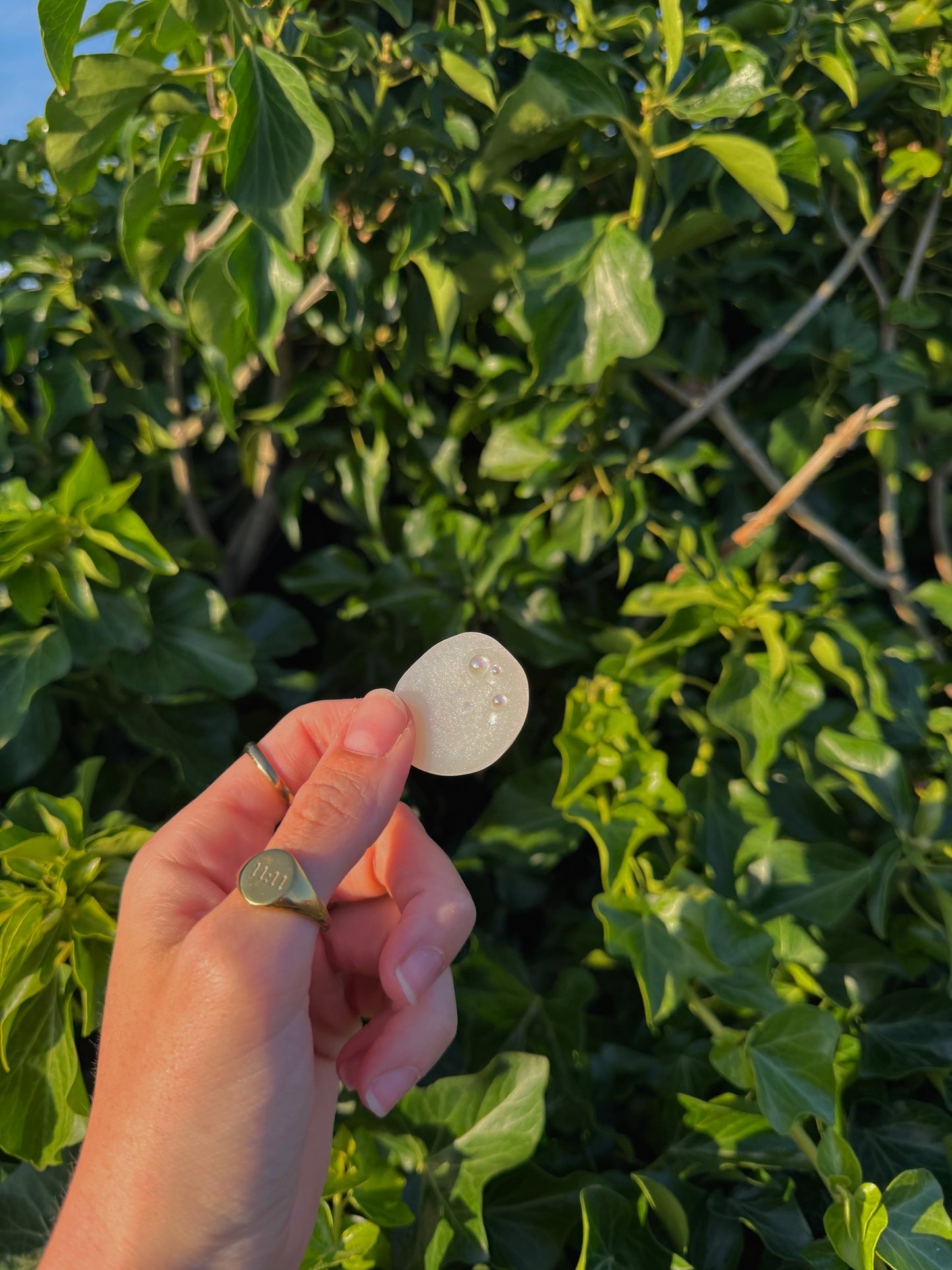 Thumb dip: white mini bubble