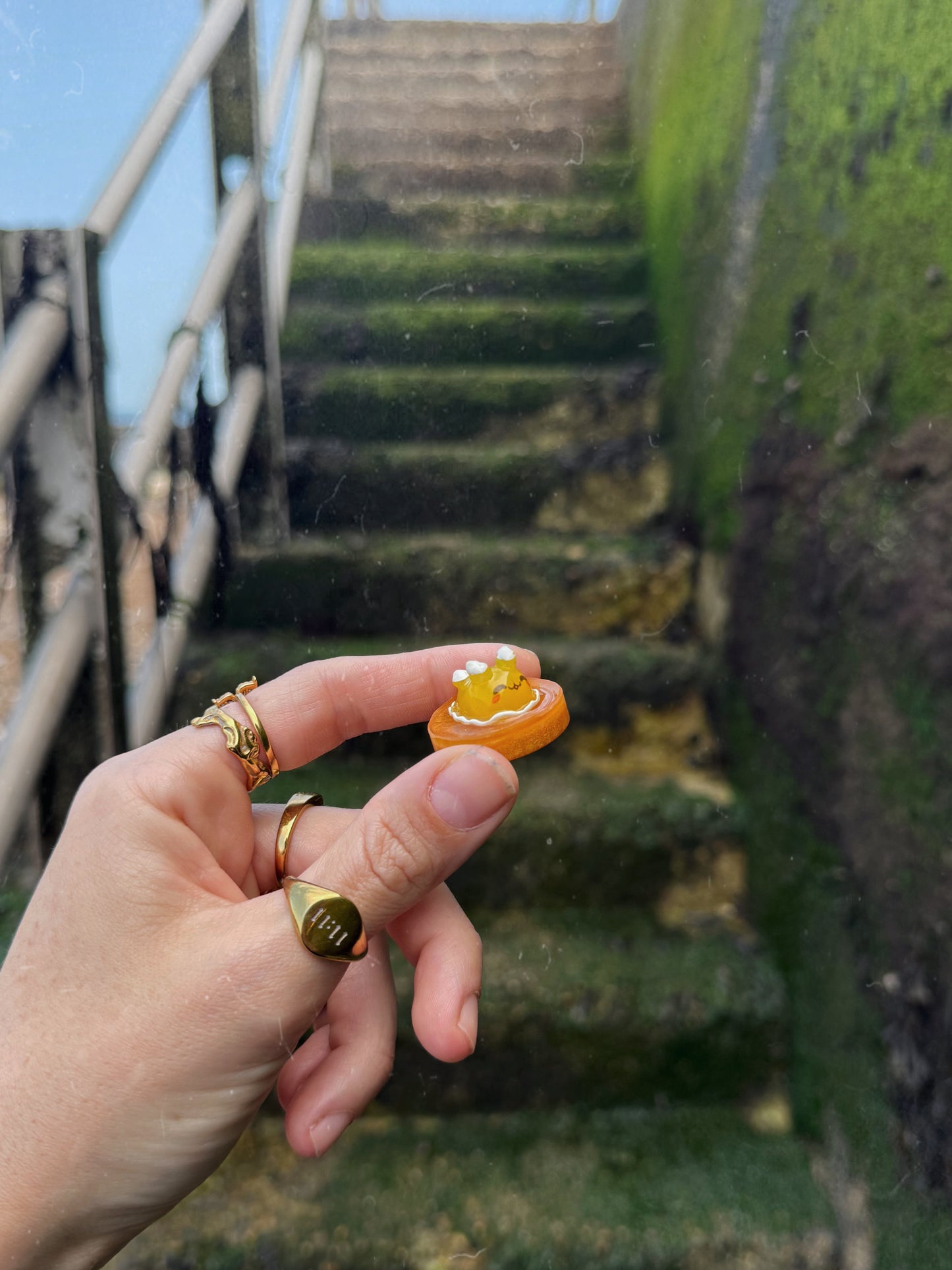 Gold pebble
