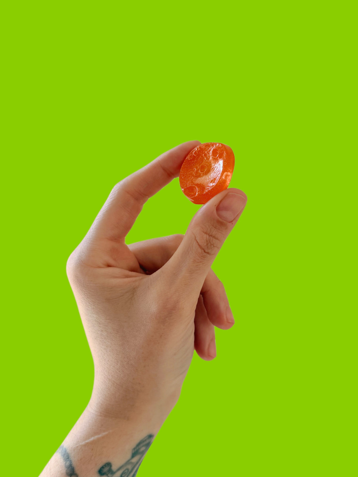 Orange gummy bear : thumb dip