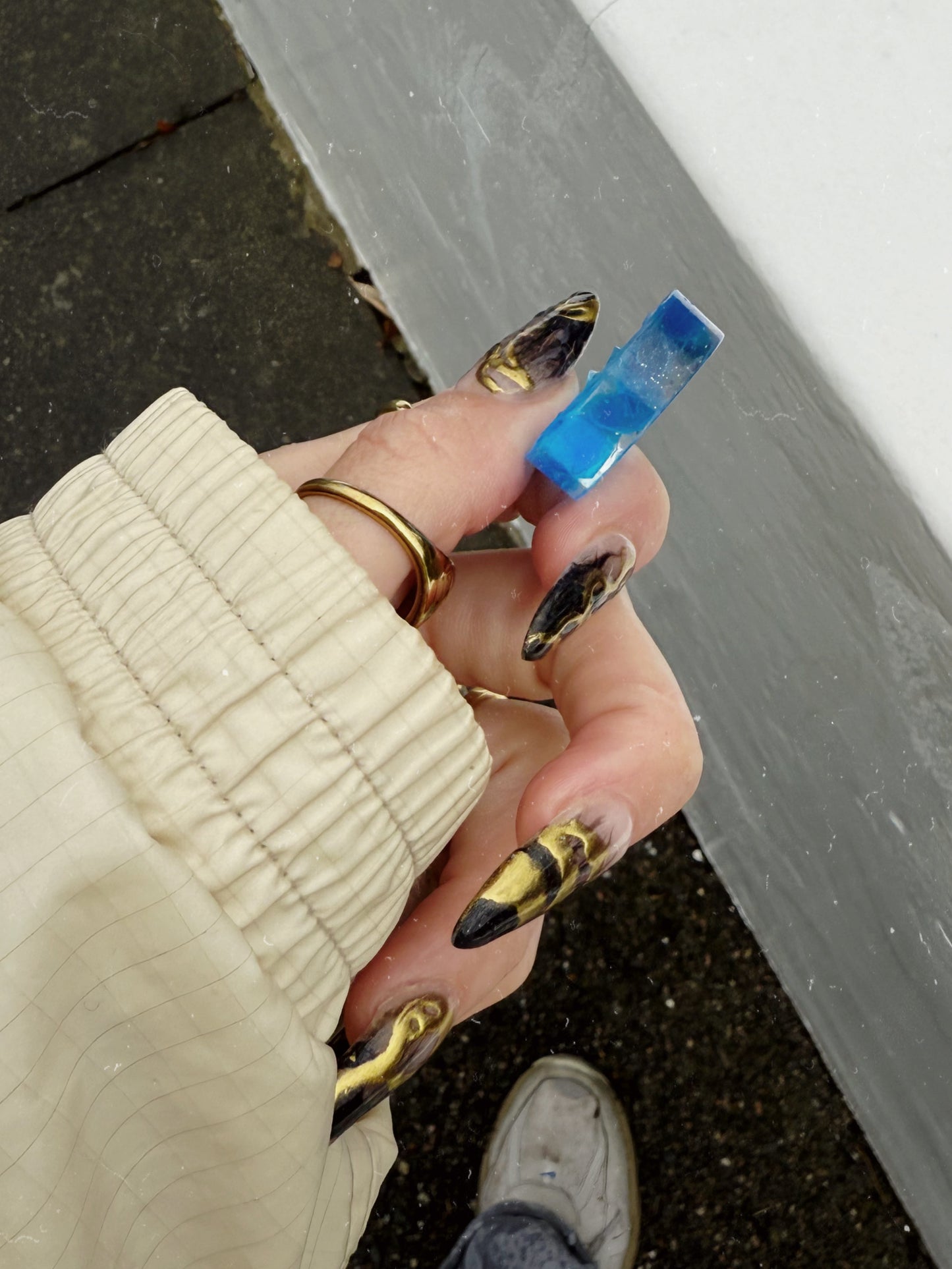 Blue stone pebble 100