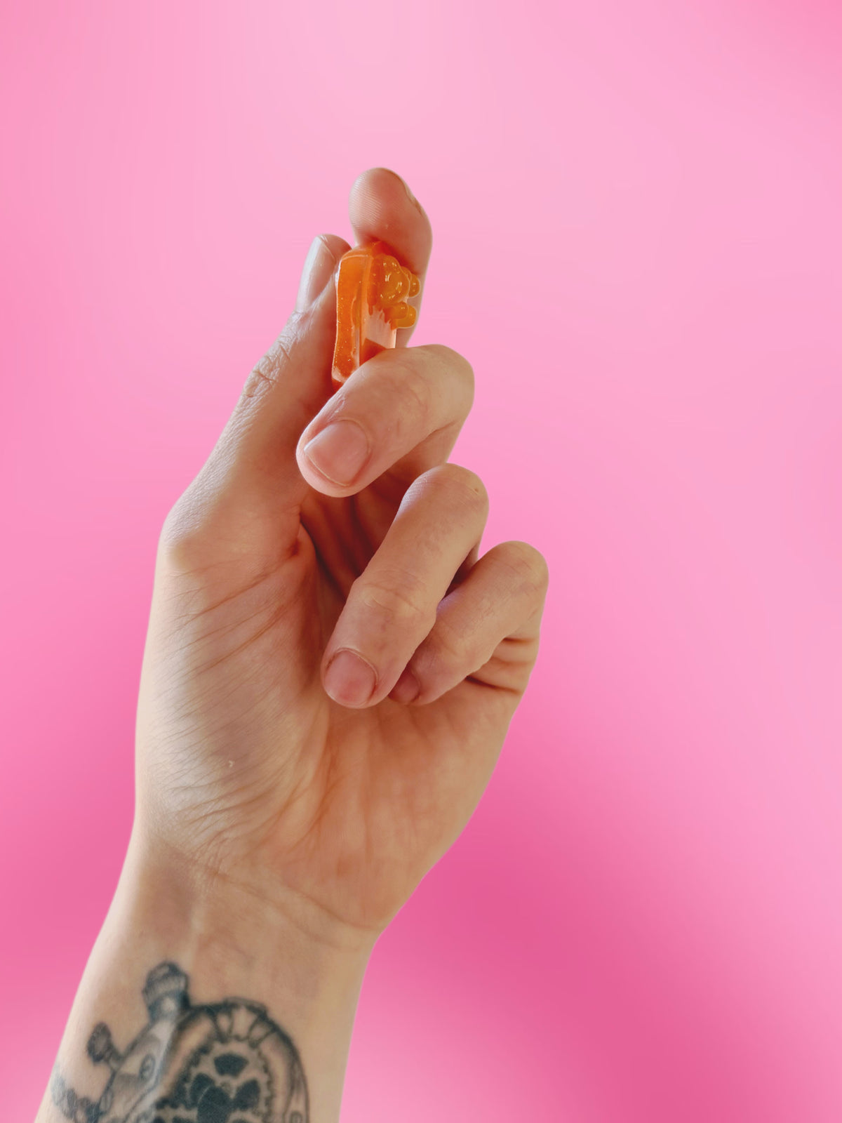 Orange gummy bear : thumb dip